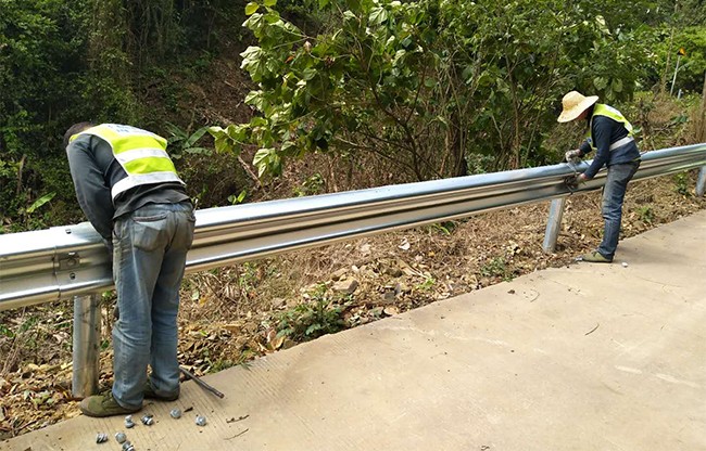 阜阳高速公路护栏的定期维护与保养